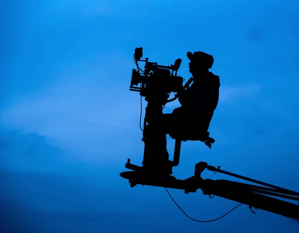 Silhouetten von Videokameramann bei Einsatz am blauen Himmel — Stockfoto