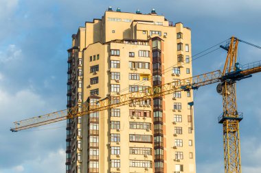 Turna ve bina mavi gökyüzüne karşı yapım aşamasında