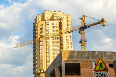 Turna ve bina mavi gökyüzüne karşı yapım aşamasında