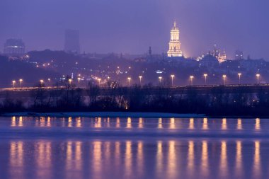 Kiev şehir manzarası gece. Ukrayna.