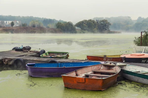Barcos en el río en el hermoso paisaje brumoso —  Fotos de Stock
