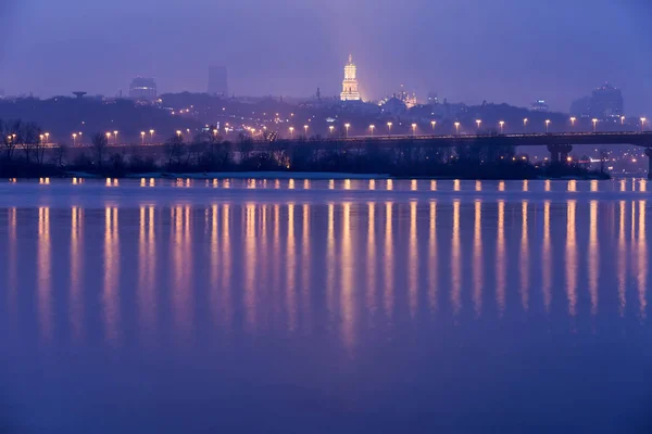 Kiev stadens silhuett genom natten. Ukraina. — Stockfoto