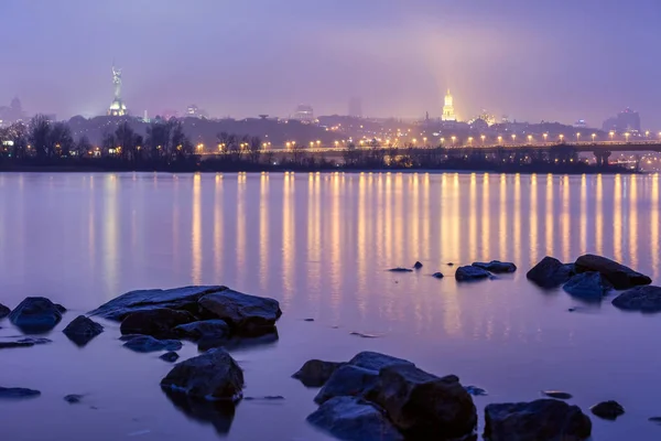 Horizonte de la ciudad de Kiev por la noche. Ucrania . — Foto de Stock