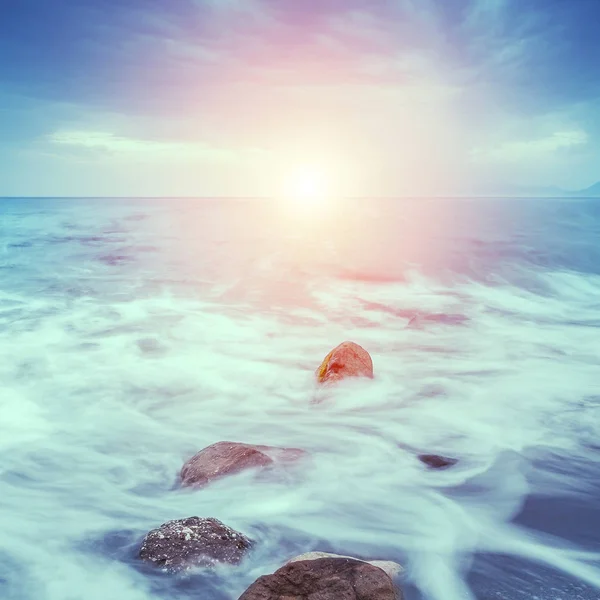 Minimalistische Meereslandschaft. Sonnenaufgang an der Küste. — Stockfoto
