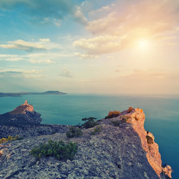 Minimalistische Meereslandschaft. Sonnenaufgang an der Küste. — Stockfoto