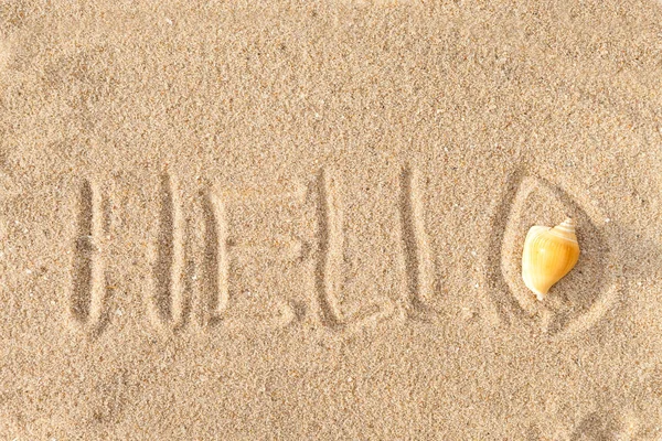 Texto hola saludo en escritura escrita a mano en una playa tropical de arena — Foto de Stock