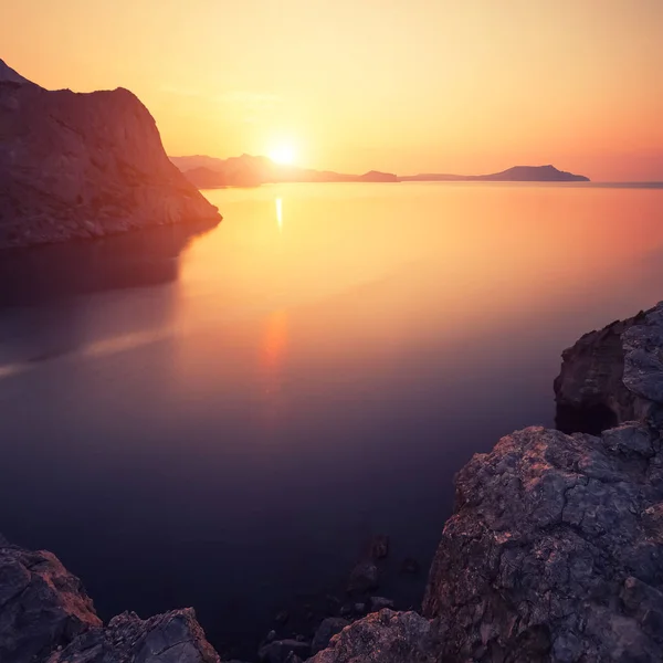 Vue sur le coucher du soleil dans les montagnes — Photo