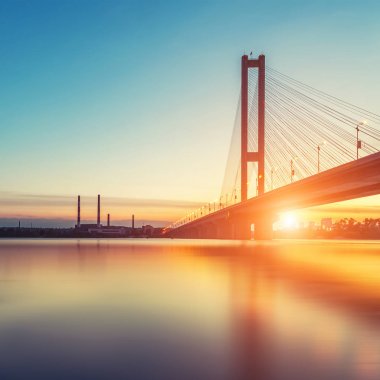 Kiev, Ukrayna'nın başkenti otomobil ve demiryolu Köprüsü. Günbatımı Dinyeper Nehri Köprüsü. Güzel bir gün batımı zemin Kiev karşı Kiev köprü. Akşam güneşiyle Köprüsü