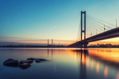 Gece, Kiev, Ukrayna Güney köprüsünde. Günbatımı Dinyeper Nehri Köprüsü. Güzel bir gün batımı zemin Kiev karşı Kiev köprü. Akşam güneşiyle Köprüsü