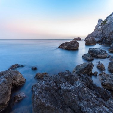 Güzel deniz manzarası. Deniz ve gün batımı Rock'ta. Doğa kompozisyon. Uzun pozlama fotoğraf.