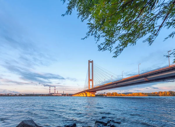 A ponte sul no dia através do rio Dnieper, Kiev, Ucrânia . — Fotografia de Stock
