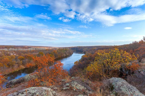 Höstlandskap med floden (Ukraina, Yuzhny Bug floden) — Stockfoto