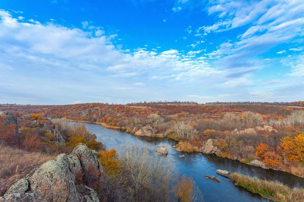 Höstlandskap med floden (Ukraina, Yuzhny Bug floden) — Stockfoto
