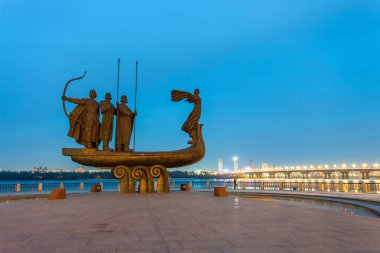 günbatımı üzerinde köprü ve river City. Kiev, Ukrayna