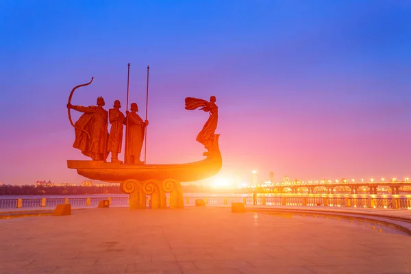 Solnedgång över bron och floden i staden. Kiev, Ukraina — Stockfoto