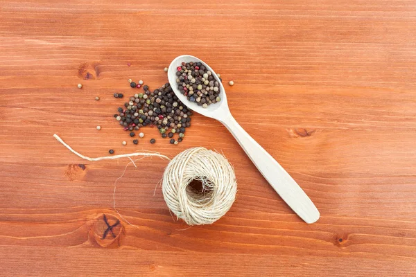 Cucharas de madera con pimienta en la mesa de madera —  Fotos de Stock