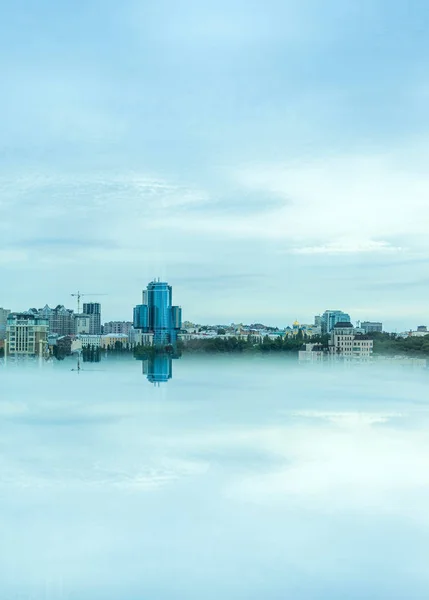 Horizonte de la ciudad de Kiev. Imagen conceptual de la ciudad con un reflejo del cielo y nubes en el espejo . —  Fotos de Stock