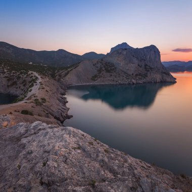 minimalist deniz manzarası. kıyı gündoğumu.