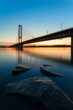 Gece, Kiev, Ukrayna Güney köprüsünde. Günbatımı Dinyeper Nehri Köprüsü. Güzel bir gün batımı zemin Kiev karşı Kiev köprü. Akşam güneşiyle Köprüsü.