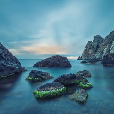 minimalist deniz manzarası. kıyı gündoğumu.