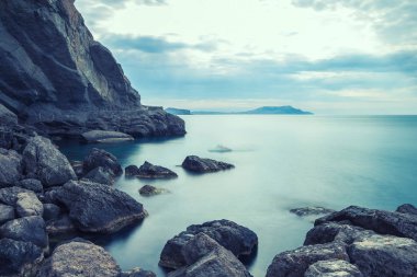 minimalist deniz manzarası. kıyı gündoğumu.