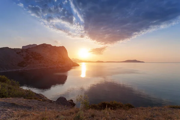 Minimalistische Meereslandschaft. Sonnenaufgang an der Küste. — Stockfoto