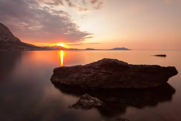 Un paesaggio marino minimalista. Alba costiera . — Foto Stock