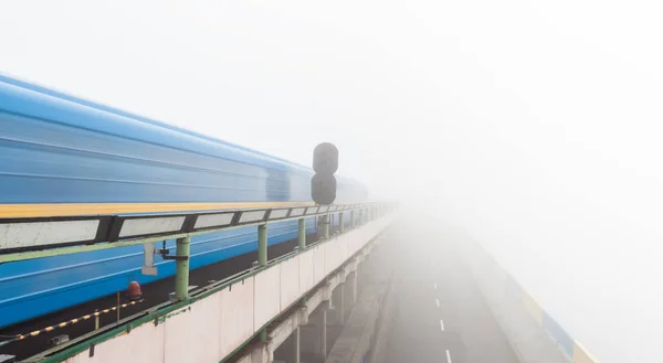 霧の中でキエフの地下鉄橋 — ストック写真