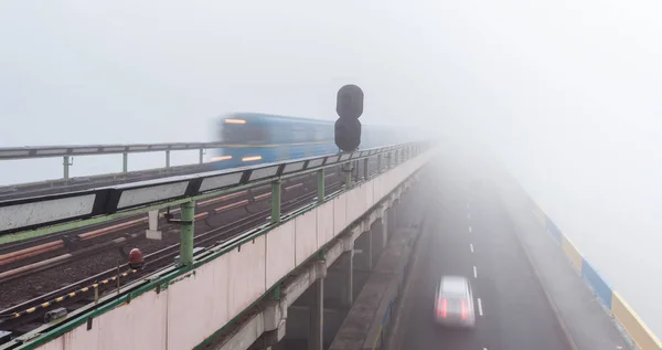 Ponte de metro em Kiev no nevoeiro — Fotografia de Stock