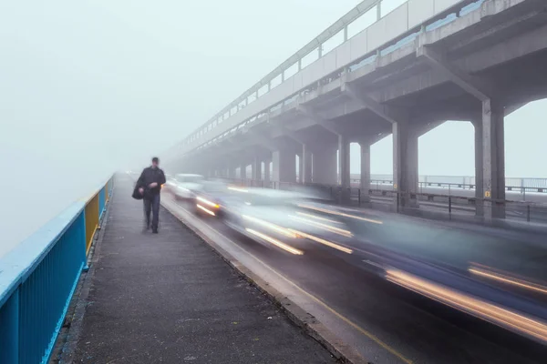 Ponte della metropolitana a Kiev nella nebbia — Foto Stock