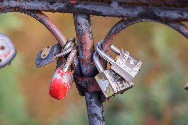 Köprü çit üzerinde kilit. Aşıklar sevgilerini kilit ile kilitleyin..