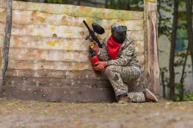 Paintball oyuncu koruyucu üniforma ve forrest kapak tabancada amaçlayan maskesi