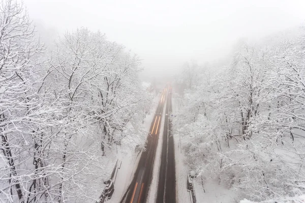 Tormenta de nieve, caminos lisos y mucho tráfico en la ciudad — Foto de Stock