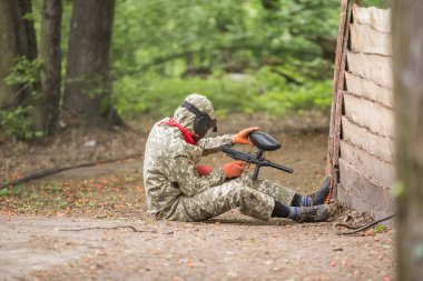 Paintball oyuncu koruyucu üniforma ve forrest kapak tabancada amaçlayan maskesi