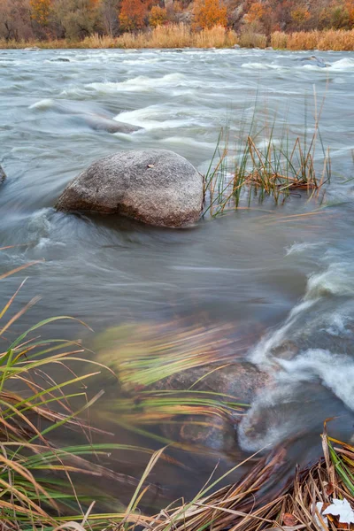 Herfst landschap met zuidelijk Bug rivier — Stockfoto