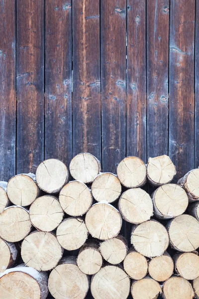 Fondo de troncos de leña picados en seco apilados uno encima del otro en una pila en invierno — Foto de Stock