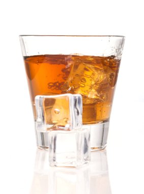 Beyaz arka planda buzlu bir bardak viski.