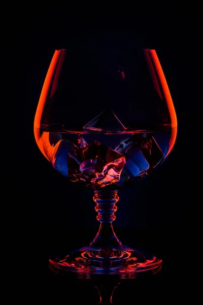 Vasos de silueta con bebida en barra sobre fondo negro — Foto de Stock