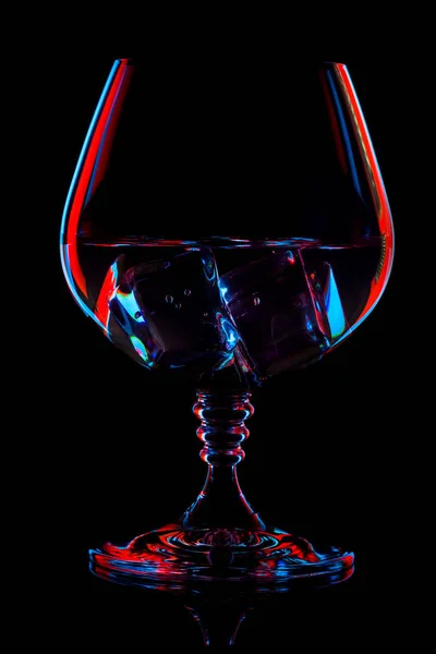 Copos de silhueta com bebida no bar em fundo preto — Fotografia de Stock