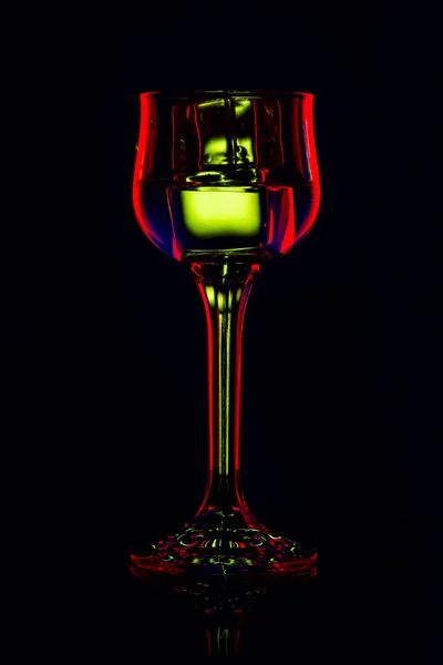 Silueta sklenice s nápojem v baru na černém pozadí — Stock fotografie