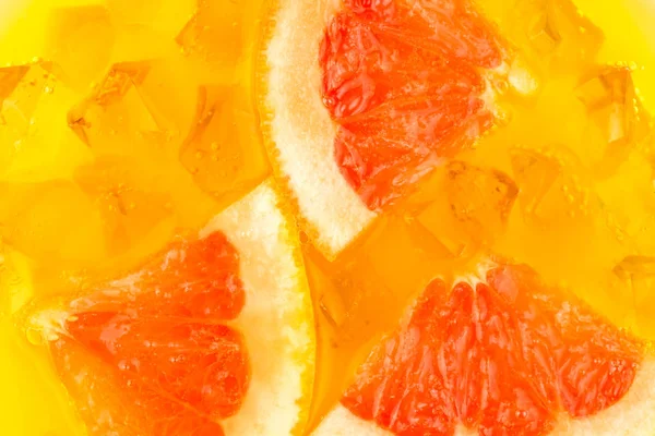 Detail kostek ledu v pomerančový a grepový džus — Stock fotografie