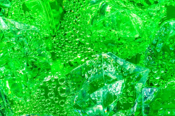 Крупный план кубиков льда в зеленом коктейле — стоковое фото