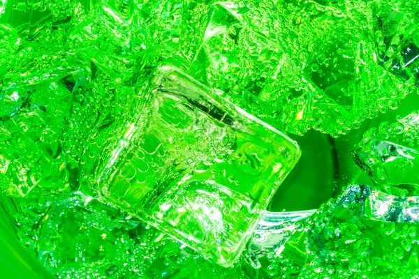Close-up van ijsblokjes in het groen cocktail — Stockfoto