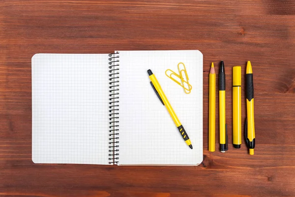 Accesorios de oficina y escuela para presentaciones de diseñadores gráficos. Vista superior . —  Fotos de Stock