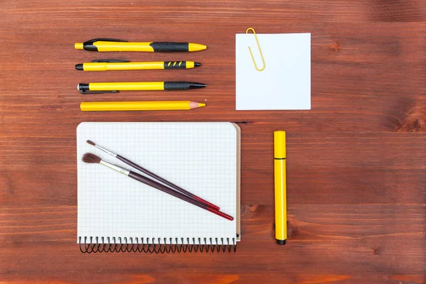 Accesorios de oficina y escuela para presentaciones de diseñadores gráficos. Vista superior . —  Fotos de Stock