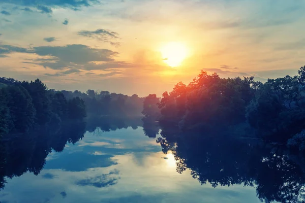 Alba sul fiume d'autunno — Foto Stock