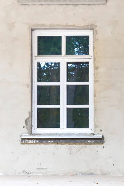 Voorzijde van een oud huis — Stockfoto
