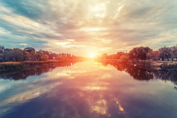 sonbahar nehirde şafak