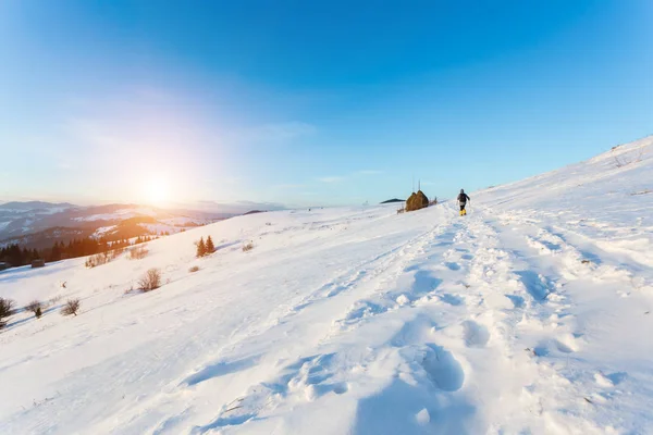 Randonneur dans les montagnes d'hiver — Photo