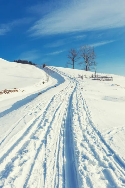 Hermoso invierno montañas paisaje —  Fotos de Stock